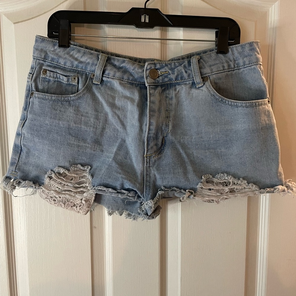 Light wash high waisted denim shorts!